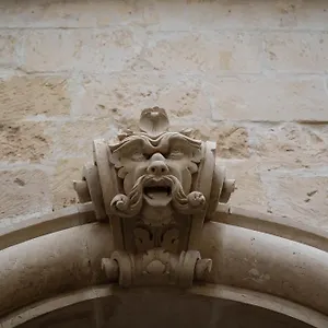 https://mary-apt-historical-residence.lecce-hotels.com